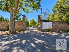 AZILLE – CHÂTEAU DE JOUARRES – APPARTEMENT MEUBLÉ EN REZ-DE-CHAUSSÉE AVEC TERRASSE ET PISCINE