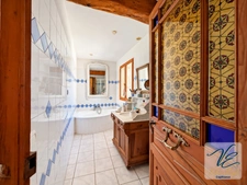 Domaine de caractère – 46 ha, mas en pierre, vignoble bio AOC, gîtes et piscine – Minervois