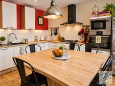 À AZILLE – MAISON BOURGEOISE RÉNOVÉE DE 259 M² AVEC 5 CHAMBRES, JARDIN PISCINABLE, PUITS ET GARAGE