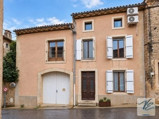 À AZILLE – MAISON BOURGEOISE RÉNOVÉE DE 259 M² AVEC 5 CHAMBRES, JARDIN PISCINABLE, PUITS ET GARAGE