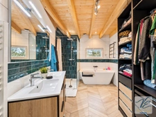 À AZILLE – MAISON BOURGEOISE RÉNOVÉE DE 259 M² AVEC 5 CHAMBRES, JARDIN PISCINABLE, PUITS ET GARAGE