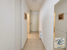 AZILLE – CHÂTEAU DE JOUARRES – APPARTEMENT MEUBLÉ EN REZ-DE-CHAUSSÉE AVEC TERRASSE ET PISCINE