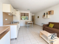 AZILLE – CHÂTEAU DE JOUARRES – APPARTEMENT MEUBLÉ EN REZ-DE-CHAUSSÉE AVEC TERRASSE ET PISCINE