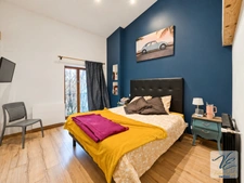 À AZILLE – MAISON BOURGEOISE RÉNOVÉE DE 259 M² AVEC 5 CHAMBRES, JARDIN PISCINABLE, PUITS ET GARAGE
