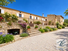 Domaine de caractère – 46 ha, mas en pierre, vignoble bio AOC, gîtes et piscine – Minervois