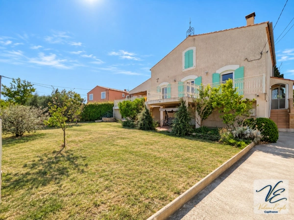 MAISON DE CARACTÈRE – 6 CHAMBRES, ASCENSEUR, TERRASSE ET VUE SUR LES VIGNES – VILLEDAIGNE