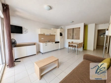 AZILLE – CHÂTEAU DE JOUARRES – APPARTEMENT MEUBLÉ EN REZ-DE-CHAUSSÉE AVEC TERRASSE ET PISCINE