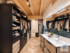 À AZILLE – MAISON BOURGEOISE RÉNOVÉE DE 259 M² AVEC 5 CHAMBRES, JARDIN PISCINABLE, PUITS ET GARAGE