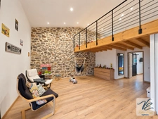 À AZILLE – MAISON BOURGEOISE RÉNOVÉE DE 259 M² AVEC 5 CHAMBRES, JARDIN PISCINABLE, PUITS ET GARAGE