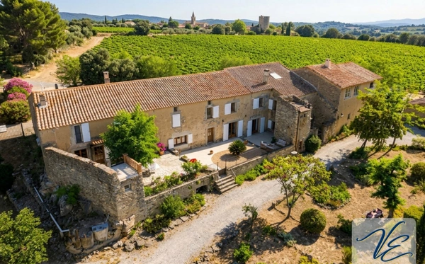 Domaine de caractère – 46 ha, mas en pierre, vignoble bio AOC, gîtes et piscine – Minervois