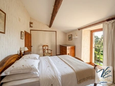 Domaine de caractère – 46 ha, mas en pierre, vignoble bio AOC, gîtes et piscine – Minervois