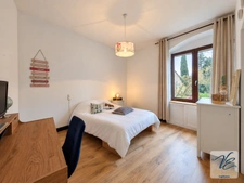 À AZILLE – MAISON BOURGEOISE RÉNOVÉE DE 259 M² AVEC 5 CHAMBRES, JARDIN PISCINABLE, PUITS ET GARAGE