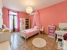 À AZILLE – MAISON BOURGEOISE RÉNOVÉE DE 259 M² AVEC 5 CHAMBRES, JARDIN PISCINABLE, PUITS ET GARAGE