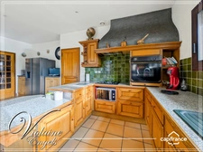 Large family home with outbuildings, swimming pool and spacious workshop in Pépieux (Aude – Minervois)