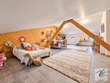 À AZILLE – MAISON BOURGEOISE RÉNOVÉE DE 259 M² AVEC 5 CHAMBRES, JARDIN PISCINABLE, PUITS ET GARAGE