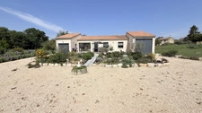 Recently built single-story house – Subdivision of land permitted – Prime location