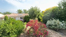 House for sale in Apt - 4 rooms - single storey - 3 bedrooms - flat plot of 458m2 on the heights of Apt