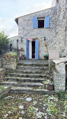 Maison de village avec jardinet et parking - Saint Trinit