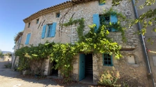 Maison familiale à vendre 7 pièces SAINT TRINIT (84) - Tropézienne avec vue sur les toits du village et la campagne environnante
