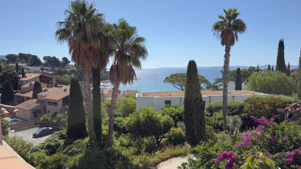 EXCLUSIVITÉ à CARQUEIRANNE - PLAGE DU PRADON - PROPRIÉTÉ AVEC VUE MER ET DEUX HABITATIONS INDÉPENDANTES