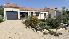 Recently built single-story house – Subdivision of land permitted – Prime location