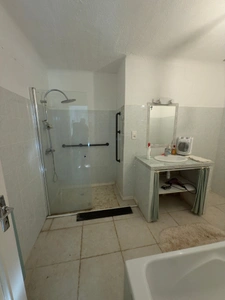 Luberon - Maison familiale de plain-pied avec piscine et fort potentiel