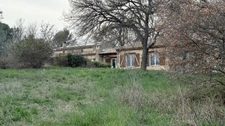 Luberon - Maison familiale de plain-pied avec piscine et fort potentiel