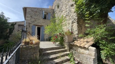 SOUS COMPROMIS - Maison de village avec jardinet et parking - Saint Trinit