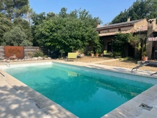 Luberon - Maison familiale de plain-pied avec piscine et fort potentiel
