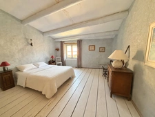 Maison familiale à vendre 7 pièces SAINT TRINIT (84) - Tropézienne avec vue sur les toits du village et la campagne environnante