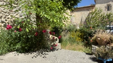 SOUS COMPROMIS - Maison de village avec jardinet et parking - Saint Trinit