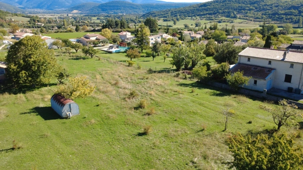 Rare à la vente : grand terrain constructible de 8085m2 avec vue panoramique à Banon (04)