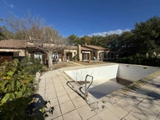 Luberon - Maison familiale de plain-pied avec piscine et fort potentiel