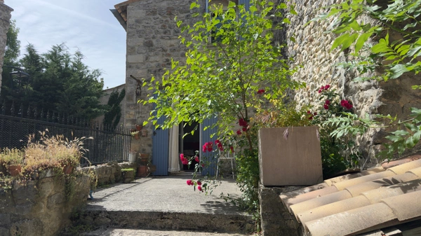 SOUS COMPROMIS - Maison de village avec jardinet et parking - Saint Trinit