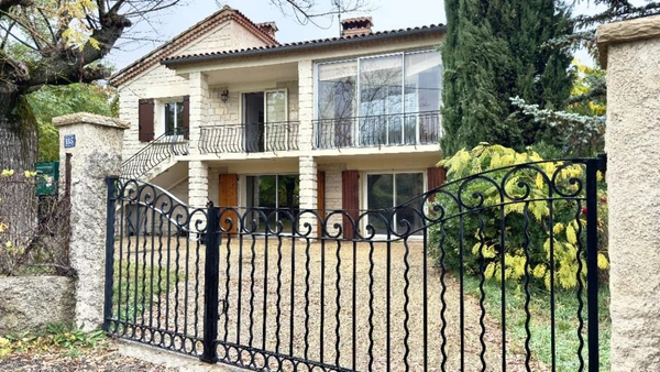 Maison à vendre 6 pièces, 4 chambres avec appartement indépendant au rez de chaussée - à la campagne, 200m du centre village