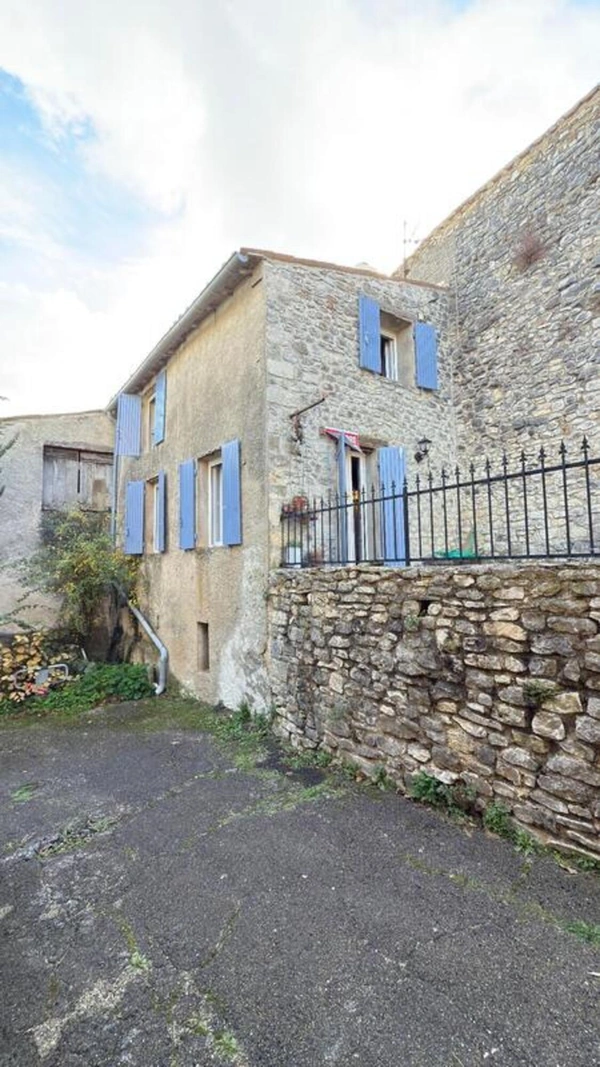 Maison de village avec jardinet et parking - Saint Trinit