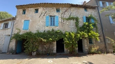 Maison familiale à vendre 7 pièces SAINT TRINIT (84) - Tropézienne avec vue sur les toits du village et la campagne environnante