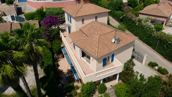 CARQUEIRANNE – LE PRADON – 293 m² – VUE MER – PLAGE À PIED – 2 HABITATIONS
