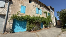 Maison familiale à vendre 7 pièces SAINT TRINIT (84) - Tropézienne avec vue sur les toits du village et la campagne environnante