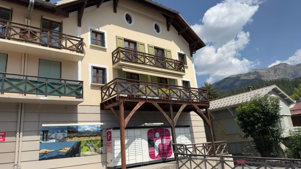 Duplex 102m2 rénové - 5 pièces - 3 chambres - balcon avec vue montagnes - proximité stations de ski