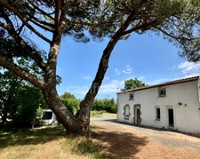 Longère offrant 4/5 chambres - MONTAIGU VENDEE (85)