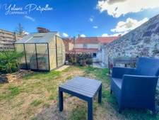 Maison de bourg avec 2 chambres et un jardin clos à CHAVAGNES EN PAILLERS (85)