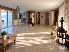 Maison de plain-pied offrant 4/5 chambres avec piscine sur 2000 m² aux BROUZILS (85)