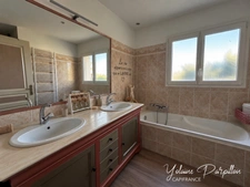 Maison de plain-pied offrant 4/5 chambres avec piscine sur 2000 m² aux BROUZILS (85)