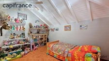 Spacious 6-room villa with swimming pool and its 3-room apartment in a quiet area 