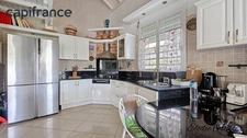 Spacious 6-room villa with swimming pool and its 3-room apartment in a quiet area 