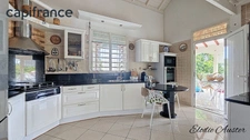 Spacious 6-room villa with swimming pool and its 3-room apartment in a quiet area 