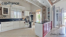 Spacious 6-room villa with swimming pool and its 3-room apartment in a quiet area 