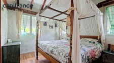 Spacious 6-room villa with swimming pool and its 3-room apartment in a quiet area 