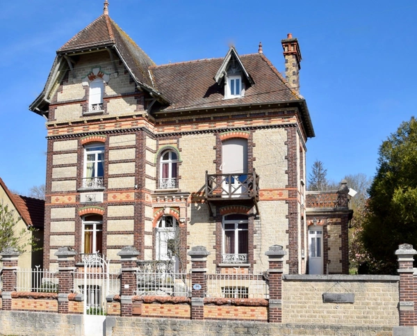 Dpt Aube (10), à vendre ESTISSAC maison P11   